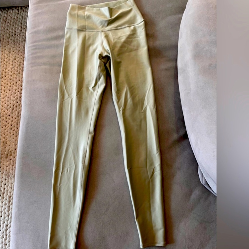 ALO Yoga Airbrush Leggings in Limestone, Size Small.